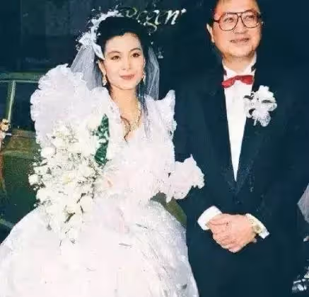 她18歲嫁大30歲富豪!「結婚13天就守寡」繼承遺產 打十年官司「拿到巨額遺產後」二婚重拾幸福