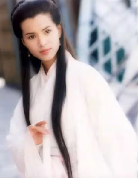 最美姑姑李若彤!30年前「憑照片就受金庸認可」 秀出「當年少女舊照」自豪笑:放現在穿可能還大了