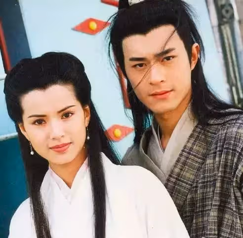 最美姑姑李若彤!30年前「憑照片就受金庸認可」 秀出「當年少女舊照」自豪笑:放現在穿可能還大了