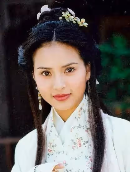 最美姑姑李若彤!30年前「憑照片就受金庸認可」 秀出「當年少女舊照」自豪笑:放現在穿可能還大了
