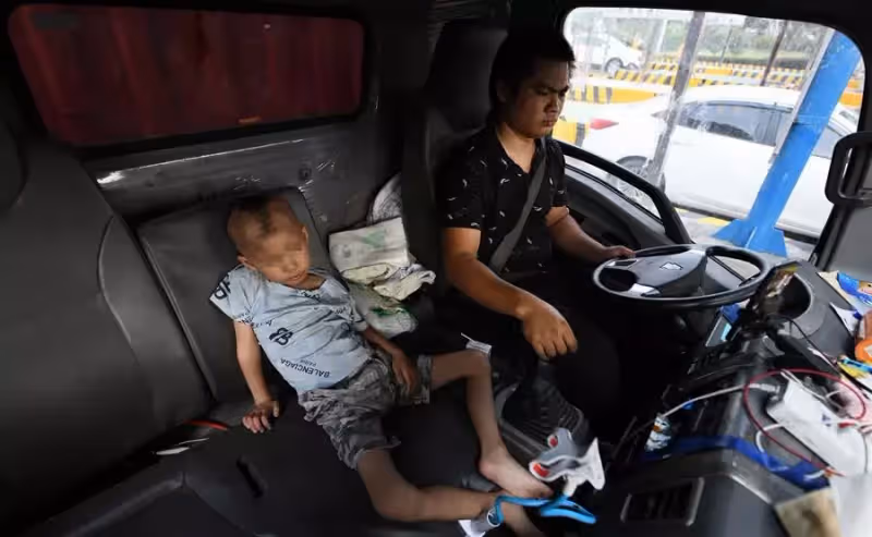 淚奔!貨車司機帶重病兒跑長途,狠心媽不管不顧,孩子最後一刻也沒能見到媽媽