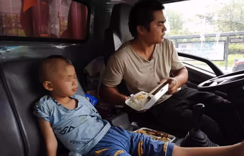 淚奔!貨車司機帶重病兒跑長途,狠心媽不管不顧,孩子最後一刻也沒能見到媽媽