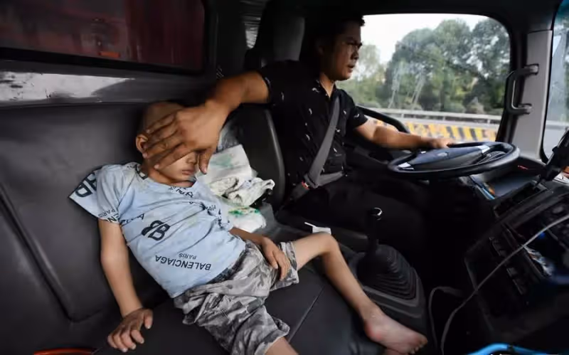 淚奔!貨車司機帶重病兒跑長途,狠心媽不管不顧,孩子最後一刻也沒能見到媽媽