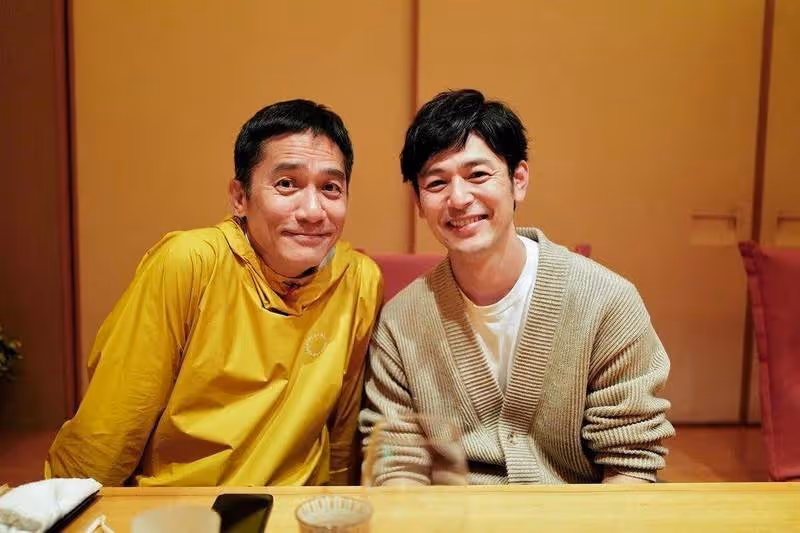 男神同框！ 　妻夫木聰化身「小粉絲」 與梁朝偉合照