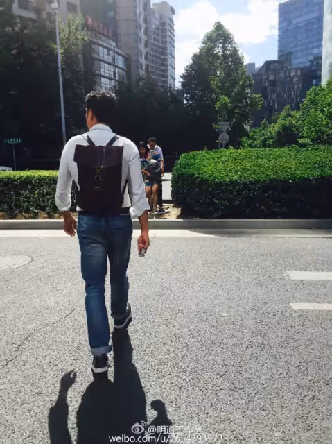 37歲的「明道」身價早已上億,日前竟被民眾拍到「陪媽在菜市場擺攤賣地瓜」?背後原因讓網友都大讚!