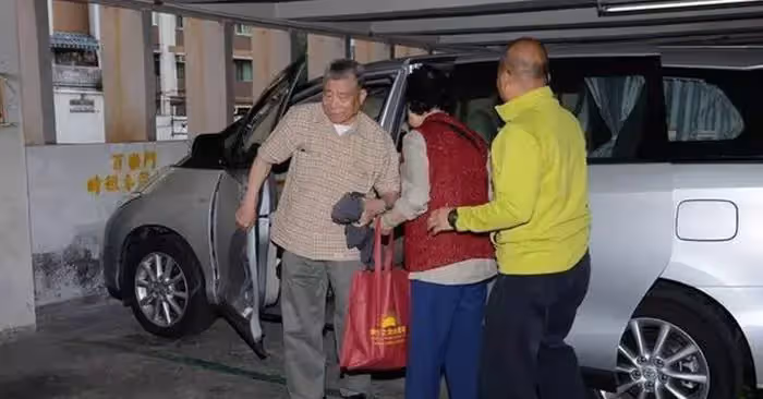 劉德華父母身家百億卻還穿「15塊錢布鞋提環保袋」， 網讚：「劉德華的謙虛是父母教出來的！」