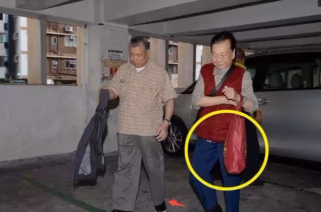 劉德華父母身家百億卻還穿「15塊錢布鞋提環保袋」， 網讚：「劉德華的謙虛是父母教出來的！」