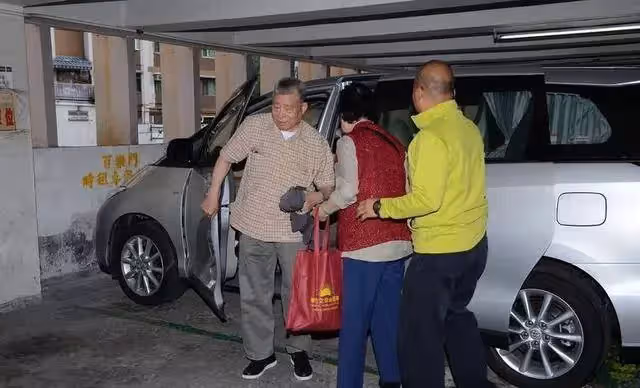 劉德華父母身家百億卻還穿「15塊錢布鞋提環保袋」， 網讚：「劉德華的謙虛是父母教出來的！」