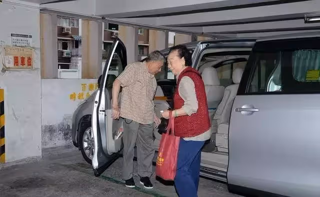 劉德華父母身家百億卻還穿「15塊錢布鞋提環保袋」， 網讚：「劉德華的謙虛是父母教出來的！」