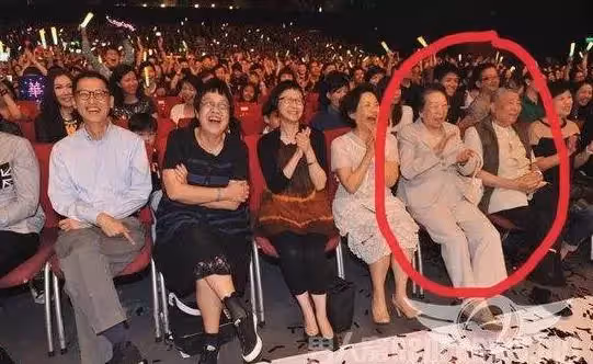劉德華父母身家百億卻還穿「15塊錢布鞋提環保袋」, 網讚:「劉德華的謙虛是父母教出來的!」