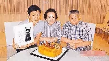 劉德華父母身家百億卻還穿「15塊錢布鞋提環保袋」, 網讚:「劉德華的謙虛是父母教出來的!」