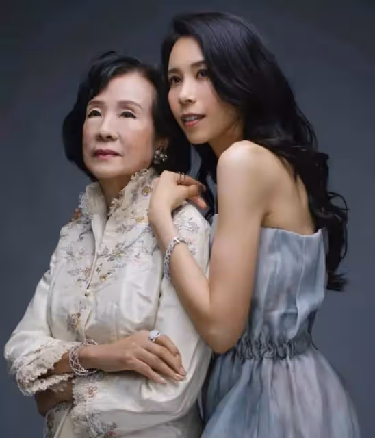莫文蔚80歲母親美照曝光，根本「同一個模子刻出」，「背景大有來頭」難怪舉手投足都很美