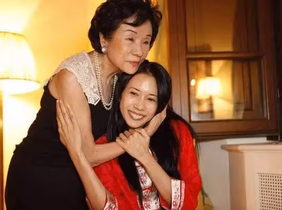 莫文蔚80歲母親美照曝光，根本「同一個模子刻出」，「背景大有來頭」難怪舉手投足都很美