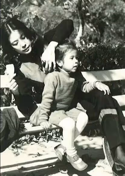 莫文蔚80歲母親美照曝光，根本「同一個模子刻出」，「背景大有來頭」難怪舉手投足都很美