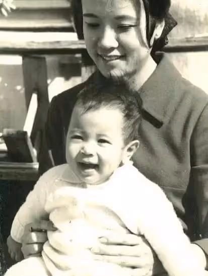 莫文蔚80歲母親美照曝光，根本「同一個模子刻出」，「背景大有來頭」難怪舉手投足都很美