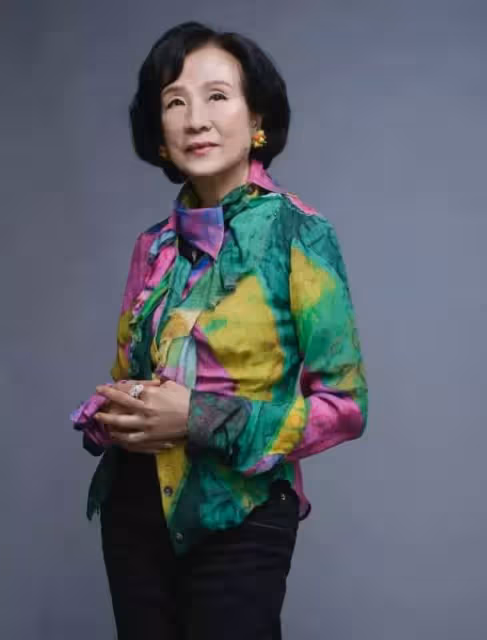 莫文蔚80歲母親美照曝光，根本「同一個模子刻出」，「背景大有來頭」難怪舉手投足都很美