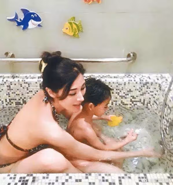 李嘉欣11歲兒子近照,長相神似許晉亨,沒有遺傳「最美港姐」的神顏?