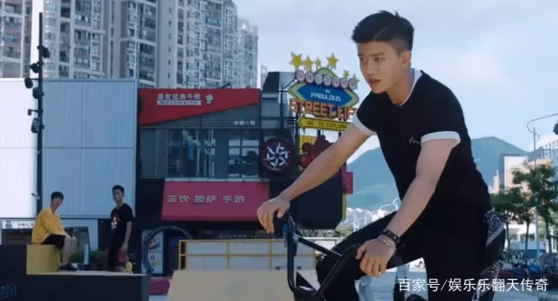 任嘉倫本色出演《藍焰突擊》,洗澡引吭高歌,騎自行車成痞帥十足