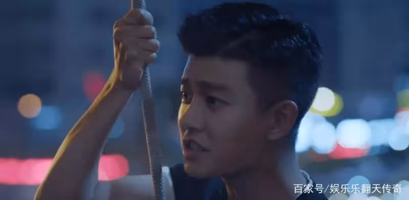 任嘉倫本色出演《藍焰突擊》,洗澡引吭高歌,騎自行車成痞帥十足