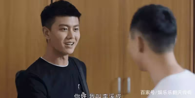 任嘉倫本色出演《藍焰突擊》,洗澡引吭高歌,騎自行車成痞帥十足