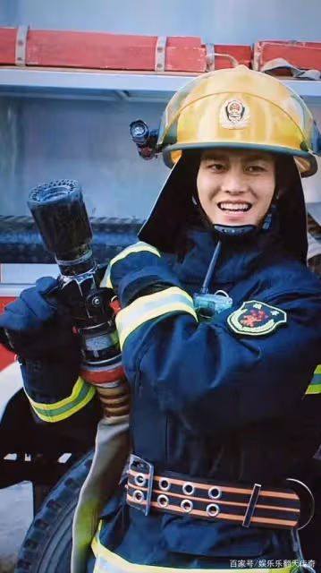 任嘉倫本色出演《藍焰突擊》,洗澡引吭高歌,騎自行車成痞帥十足