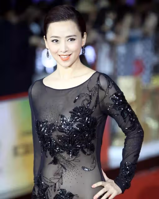 53歲翁虹美照曝光,透視長裙超顯身材,美出貴婦的氣質,網友:端莊優雅很女神