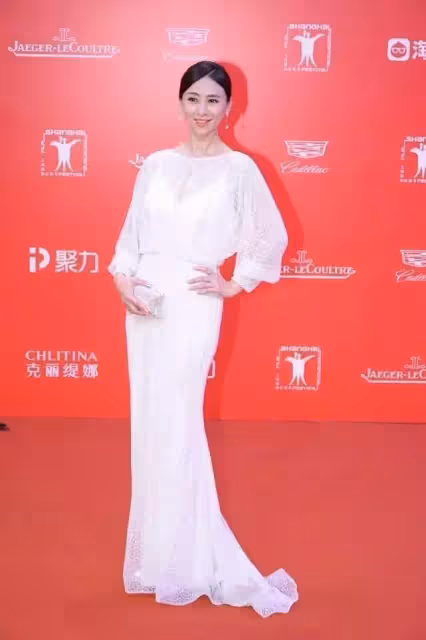 53歲翁虹美照曝光,透視長裙超顯身材,美出貴婦的氣質,網友:端莊優雅很女神