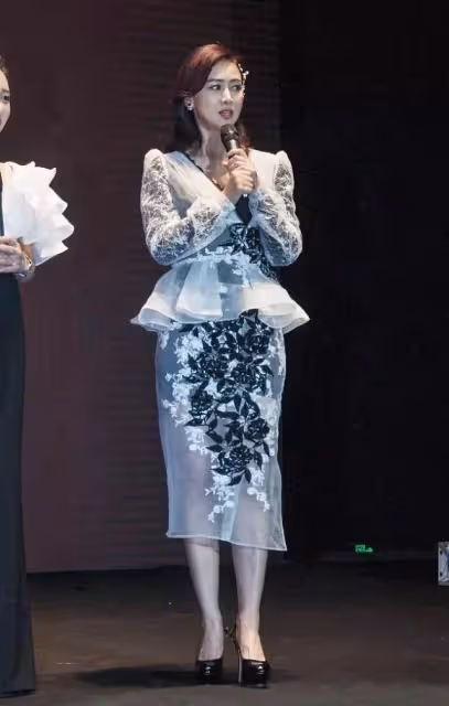 53歲翁虹美照曝光,透視長裙超顯身材,美出貴婦的氣質,網友:端莊優雅很女神