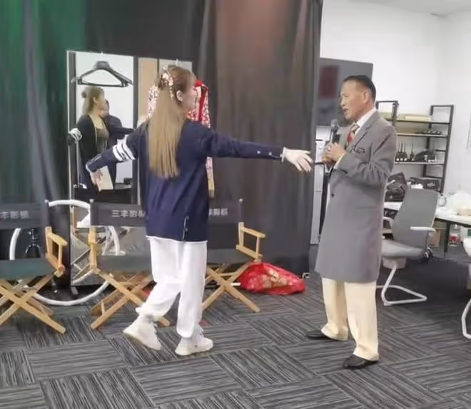 萬梓良再惹爭議!將美女往懷裡拽臉還貼脖子,對方躲不開滿臉害怕