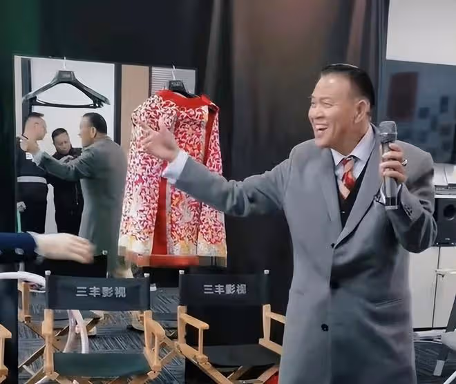 萬梓良再惹爭議!將美女往懷裡拽臉還貼脖子,對方躲不開滿臉害怕