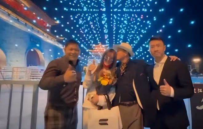 萬梓良再惹爭議!將美女往懷裡拽臉還貼脖子,對方躲不開滿臉害怕