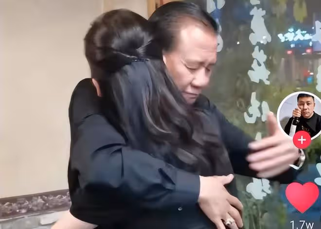 萬梓良再惹爭議!將美女往懷裡拽臉還貼脖子,對方躲不開滿臉害怕