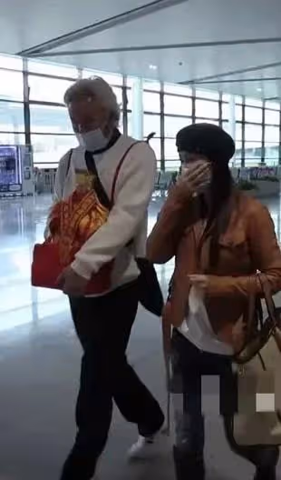 曝張庭林瑞陽風波後首露面,模樣憔悴抬手擋臉,女方低頭不看人