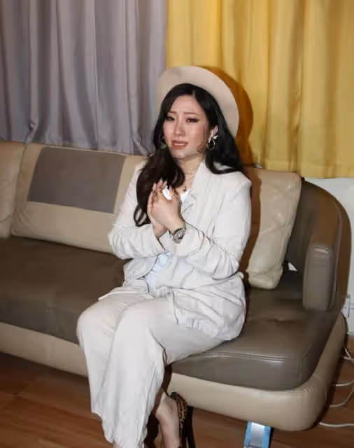 終極決裂!香港女歌手爆哭控訴前組合成員,自言已忍受15年屈辱