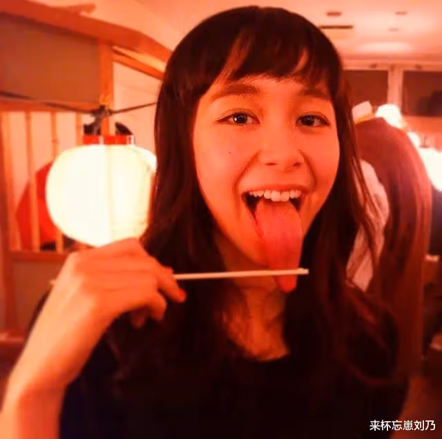 25歲混血女星有10cm超長舌頭!曝吻戲「失控」經歷:這誤會大了!