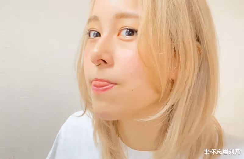 25歲混血女星有10cm超長舌頭!曝吻戲「失控」經歷:這誤會大了!