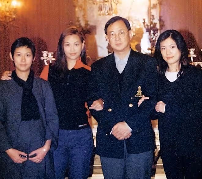 武俠巨星王羽去世20天，王馨平三姐妹終於團聚，為父親喪禮做準備