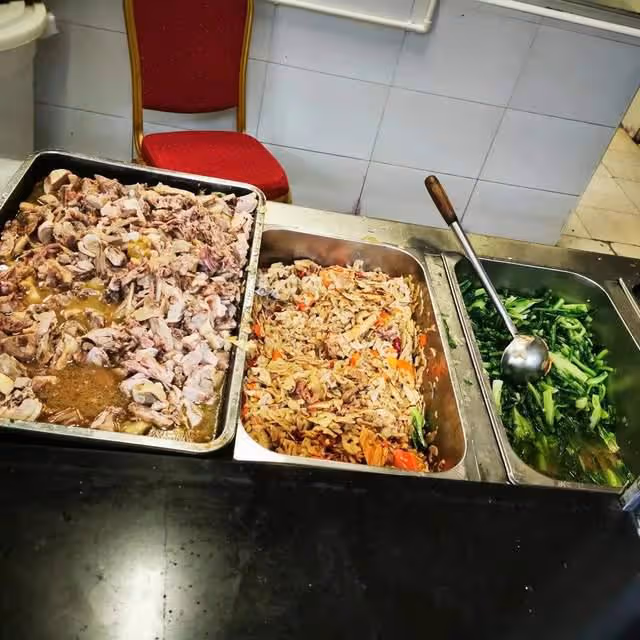 何家勁曬工廠伙食，2葷1素營養均衡，曾因招工月薪3500元引爭議