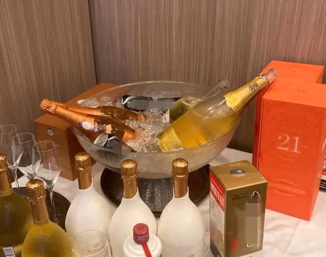 港姐梁佩瑚慶結婚6周年，與內地富商老公大秀恩愛，沒生娃仍幸福