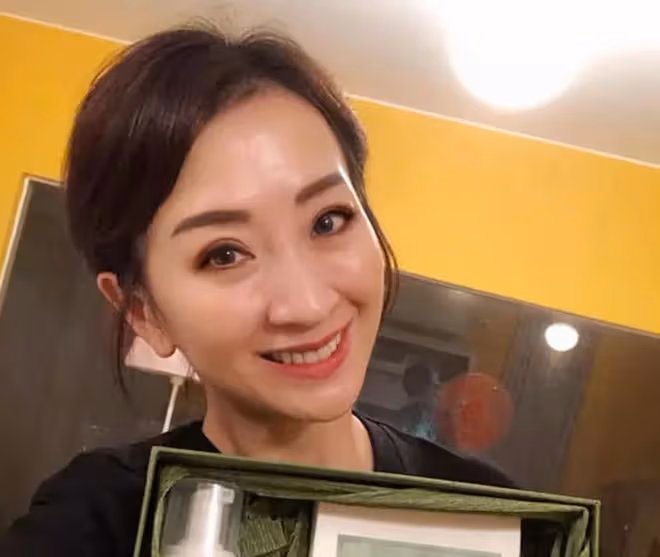 港姐梁佩瑚慶結婚6周年，與內地富商老公大秀恩愛，沒生娃仍幸福