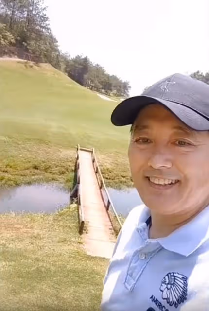 57歲李志希內地遊山玩水，打高爾夫球心情好，與孿生弟弟分隔兩地