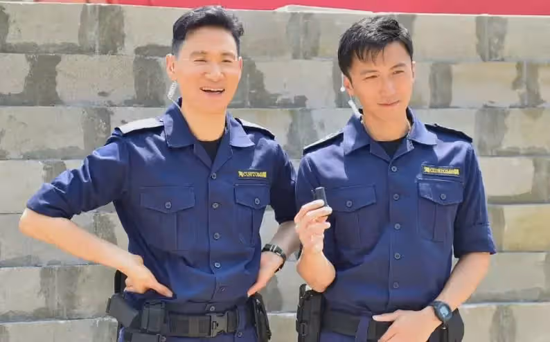 60歲張學友拍動作戲瘦一大圈！胳膊上全是肌肉，腰和謝霆鋒一樣細，網友：十分敬業