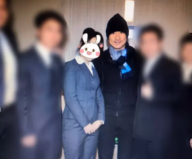 60歲張學友拍動作戲瘦一大圈！胳膊上全是肌肉，腰和謝霆鋒一樣細，網友：十分敬業