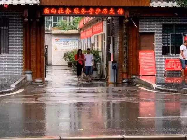 雨天離婚微笑揮手告別，女方轉身卻蹲地痛哭，下秒前夫默默撐傘出現：相愛容易相守難.