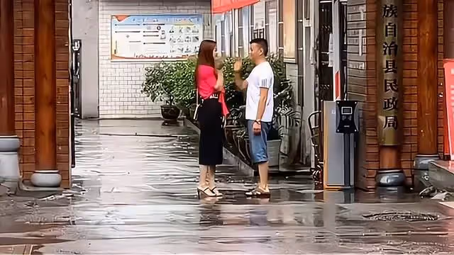 雨天離婚微笑揮手告別，女方轉身卻蹲地痛哭，下秒前夫默默撐傘出現：相愛容易相守難.