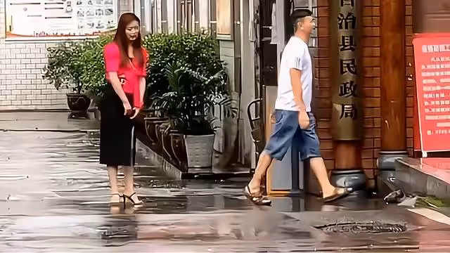 雨天離婚微笑揮手告別，女方轉身卻蹲地痛哭，下秒前夫默默撐傘出現：相愛容易相守難.