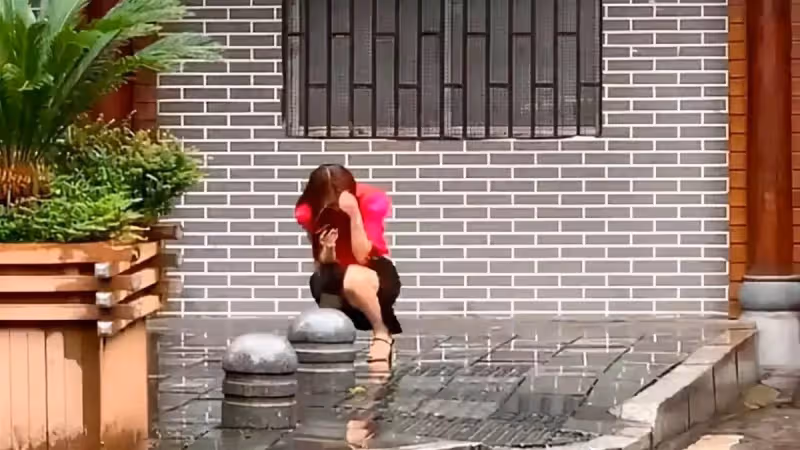 雨天離婚微笑揮手告別，女方轉身卻蹲地痛哭，下秒前夫默默撐傘出現：相愛容易相守難.