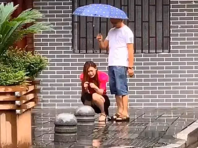 雨天離婚微笑揮手告別，女方轉身卻蹲地痛哭，下秒前夫默默撐傘出現：相愛容易相守難.