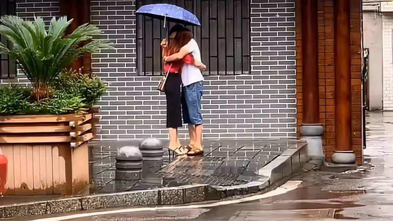 雨天離婚微笑揮手告別，女方轉身卻蹲地痛哭，下秒前夫默默撐傘出現：相愛容易相守難.