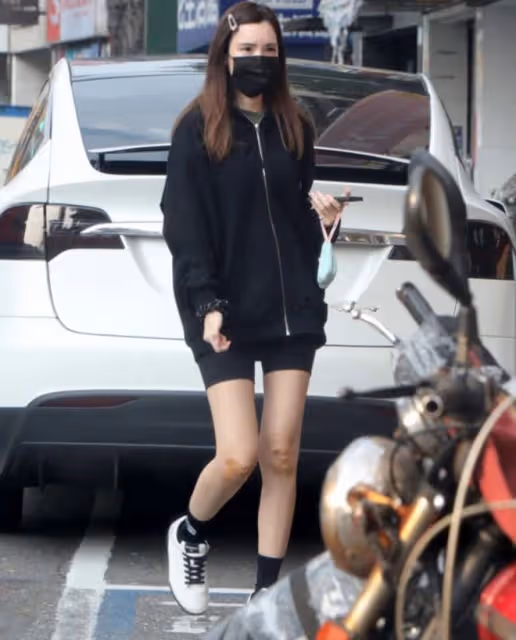 林志穎妻子開豪車出行,穿戴一身奢華品買冰淇淋,膝蓋受傷明顯